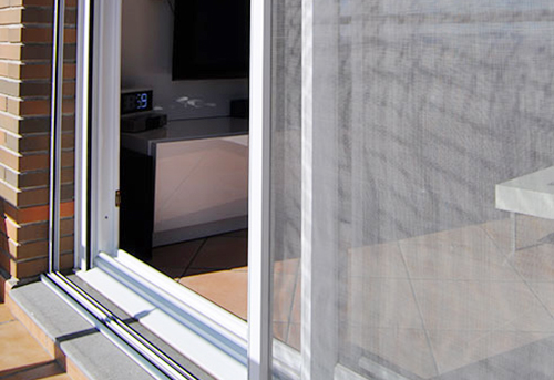 Fabricantes e instaladores de mosquiteras enrollables, plisadas o  correderas para ventanas o puertas.